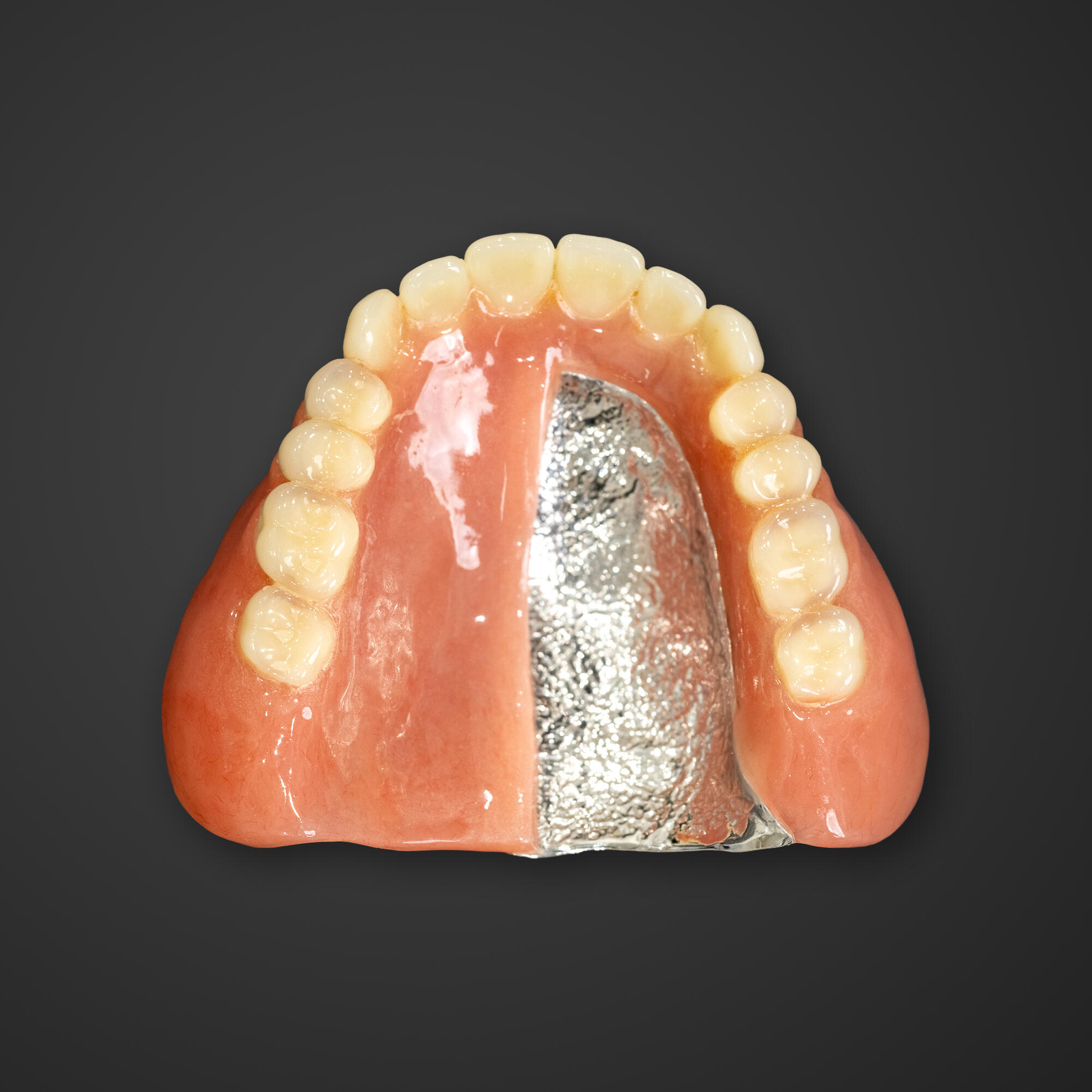 左:プラスチック 右:金属床義歯